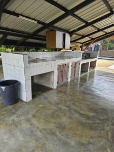 a large stone counter in a parking lot at The Green Lounge in Baskamp