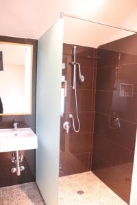 ein Badezimmer mit Dusche und Waschbecken in der Unterkunft Hotel Sfinks Elbasan Albania in Elbasan + 14 Fotos
