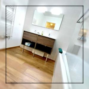 a bathroom with a sink and a mirror and a tub at Le Cottage Jardin élégant & cosy, plage pour 6 personnes, animaux admis Biscarrosse in Biscarrosse