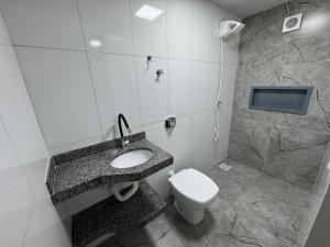 a bathroom with a sink and a toilet at Mini FLAT 01 em Jataí Go in Jataí