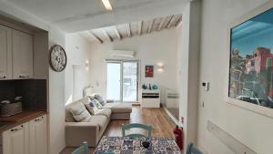 a living room with a couch and a table at Luxury House in Cefalù