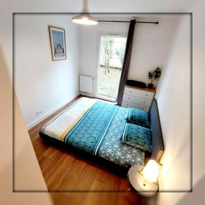 a bedroom with a large bed with a window at Le Cottage Jardin élégant & cosy, plage pour 6 personnes, animaux admis Biscarrosse in Biscarrosse