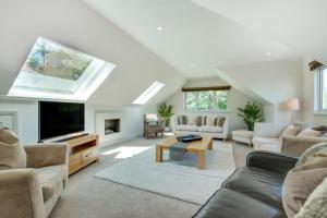 a living room with a couch and a tv at 4 Bed in Ovingdean oc-bbvale in Rottingdean