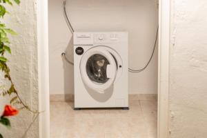 eine Waschmaschine mit offener Tür in einem Zimmer in der Unterkunft Possidi Kouslaka in Posidi