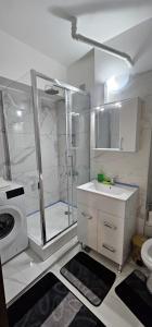 a bathroom with a shower and a sink and a toilet at Apartament Daniela in Râmnicu Vâlcea