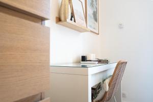 a small desk in a room with a chair at Chambre 2 La Calada in Nice