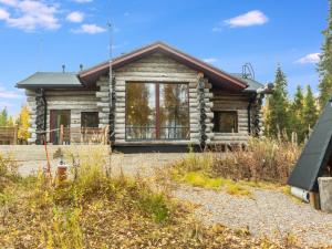 a log cabin house in the woods at Holiday Home Kojamopirtit by Interhome in Kolari