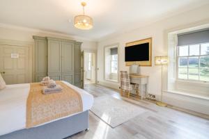 a bedroom with a bed and a desk and a television at 4 Bed in Armathwaite oc-e34641 in Armathwaite