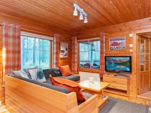 a living room with a couch and a tv at Holiday Home Pikku pyhis by Interhome in Pyhätunturi