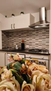 a kitchen with a stove and a bunch of food at Ro'& Ro' in Montemarciano