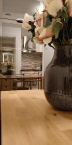 a vase filled with flowers sitting on top of a table at Ro'& Ro' in Montemarciano