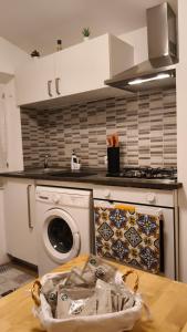 a kitchen with a washing machine and a stove at Ro'& Ro' in Montemarciano