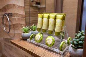 a display of lime slices on a table at ΠΟΛΥΤΕΛΕΣ -ΜΟΝΤΕΡΝΟ ΔΙΑΜΕΡΙΣΜΑ in Larisa