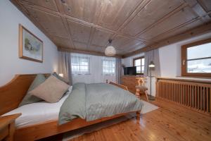 a bedroom with a bed and a wooden ceiling at Ferienhaus Valsora in Sölden