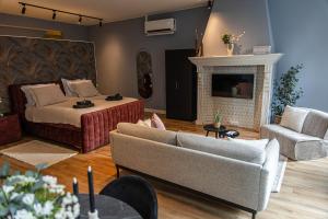 a living room with a bed and a couch at Hartje Centrum in Zwolle