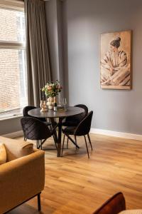 a dining room with a table and chairs at Hartje Centrum in Zwolle +22 photos