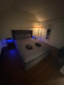 a bedroom with a bed with two towels on it at Timeless Spacious 1bedroom Duplex apartment with balcony in Shoreditch in London