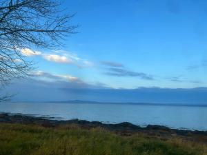 a view of the ocean on a cloudy day at Auberge Foin de mer in Kamouraska
