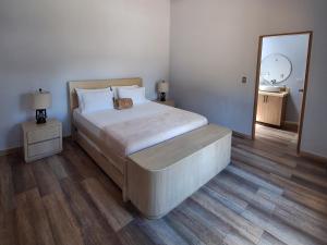 a bedroom with a bed and a large mirror at Casa Bella Guatapé acceso directo a la represa in Guatapé