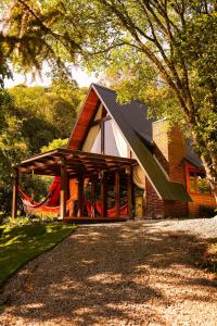 a house with a gambrel roof at Relaggio Chalet Encantado - Cristo Protetor in Encantado
