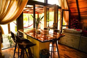 a bar in a room with a table and chairs at Relaggio Chalet Encantado - Cristo Protetor in Encantado