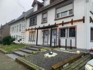 a house with a garden in front of it at KM APPARTS 5 Wesel in Wesel