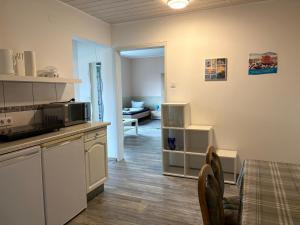 a kitchen and living room with a table and a counter at Monteurwohnungen Am Deich - Ideal für Langzeitaufenthalte in ruhiger Lage in Bremerhaven