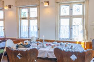 a dining room with a table with a white table cloth at Alandblick in Wanzer