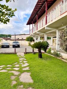 ein Gebäude mit auf einem Parkplatz abgestellten Autos in der Unterkunft Antolina Hotel in Goiás