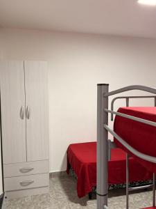 a bedroom with a bunk bed with a red blanket at frente del mirador in Tres Lagos