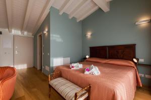 a bedroom with two beds and a couch at Il Bagnolo Eco Lodge in Salò