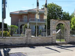 The building in which a vendégházakat is located