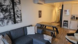 a living room with a couch and a table at Näköalahuoneisto 426 in Syöte