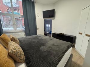a bedroom with a bed and a large window at Tiny Ferienhaus Rathenaustrasse in Reichenbach im Vogtland