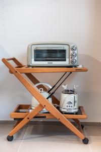 a microwave and a toaster oven on a shelf at Al Ventisei - Azzurro in Treiso