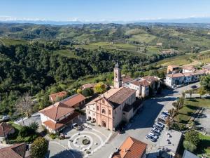 an aerial view of a small village with a church at Al Ventisei - Verde in Treiso