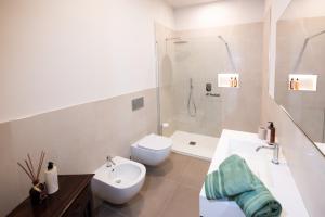 a bathroom with a toilet and a sink and a shower at Al Ventisei - Verde in Treiso
