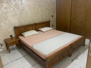 a bedroom with a large bed with a wooden frame at Studio dream place in Kenitra
