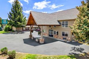 auryona inn suites on the park parking lot at Quality Inn near Rocky Mountain National Park in Estes Park