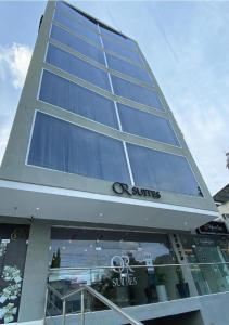 a building with a lot of windows on it at Hotel OR Suite in Barranquilla