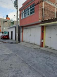 an empty parking lot in front of a building at Casa del Parque en Toluca in Toluca