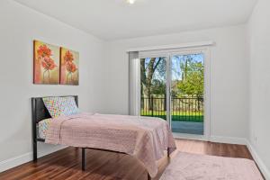 a bedroom with a bed and a window at Spacious 6 BR • Patio + Deck • Sleeps 13 in Sacramento