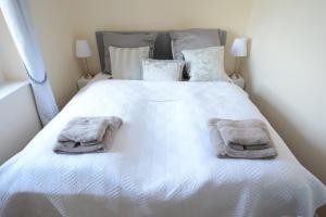 ein Schlafzimmer mit einem weißen Bett mit Handtüchern darauf in der Unterkunft Luxury apartment in Düsseldorf near trade fair in Düsseldorf