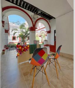 a room with two chairs and a table at Casa santo benito in Atlixco