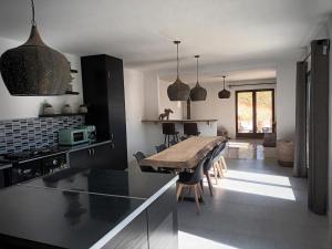a kitchen with a table and a dining room at Casa Laguna in Iznájar