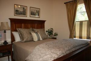 a bedroom with a bed and a window at Yosemite Rose Bed and Breakfast in Groveland +8 photos