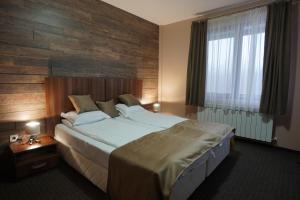 a bedroom with a large bed and a window at Oak Pearl in Dŭben +43 photos