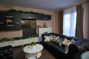 a living room with a couch and a table at Oak Pearl in Dŭben