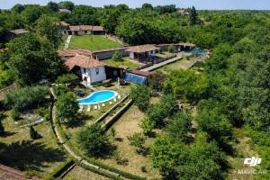 an aerial view of a house with a swimming pool at Дядо Цоньовата къща самостоятелен имот с басейн in Sevlievo