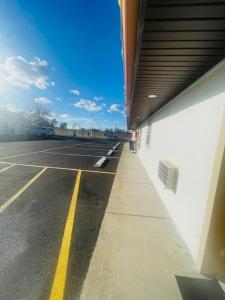 an empty parking lot next to a building at Felton Motel in Breezewood +9 photos
